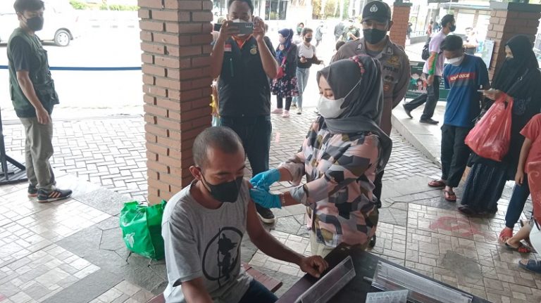 Serbuan Vaksinasi Booster di Sari Ater Dapat Animo Tinggi Pengunjung