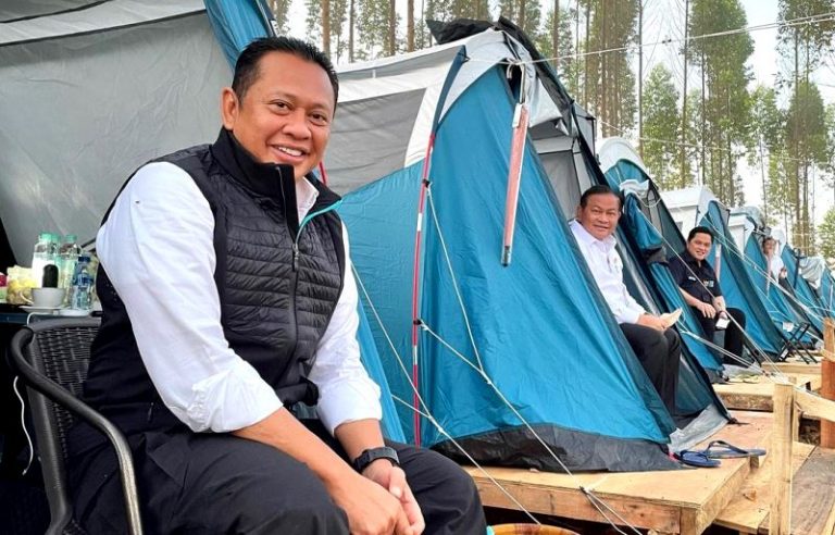 Jam 10 Malam Presiden Jokowi Keluar Dari Tenda, Ngapain?