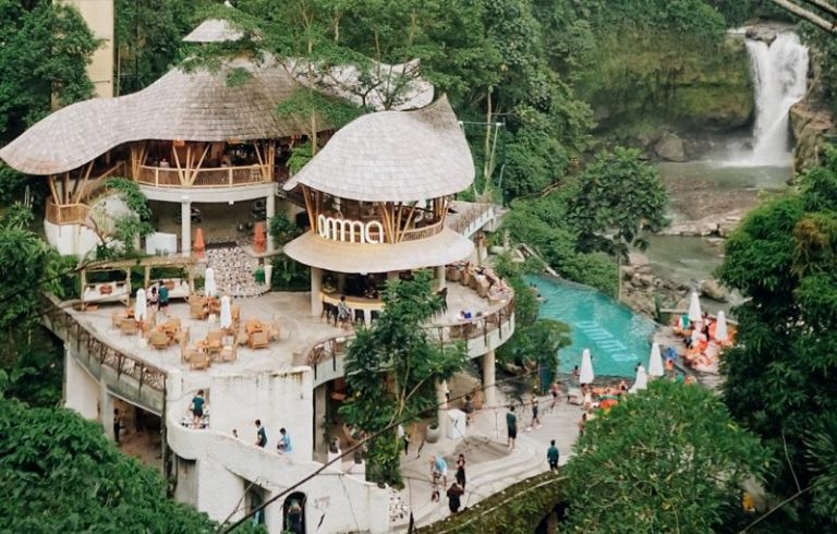 6 Tempat Liburan Crazy Rich Indonesia, Serasa Melewati Jalur Surga