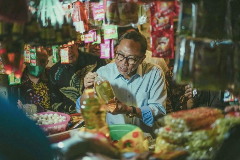 Mendag Zulkifli Pastikan Minyak Goreng di Pasar Kosambi Bandung Aman