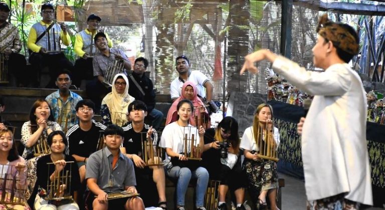 Angklung Tampil di Bahrain, Para Pengunjung Terpakau Tari Tradisional