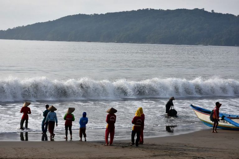 Gelombang Pasang Pangandaran Menjadi Atraksi Menarik, Yang Penting Jaga Jarak