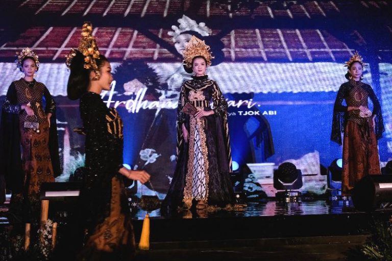Global Muslim Fashion Week Warnai Penutupan WCCE 2022