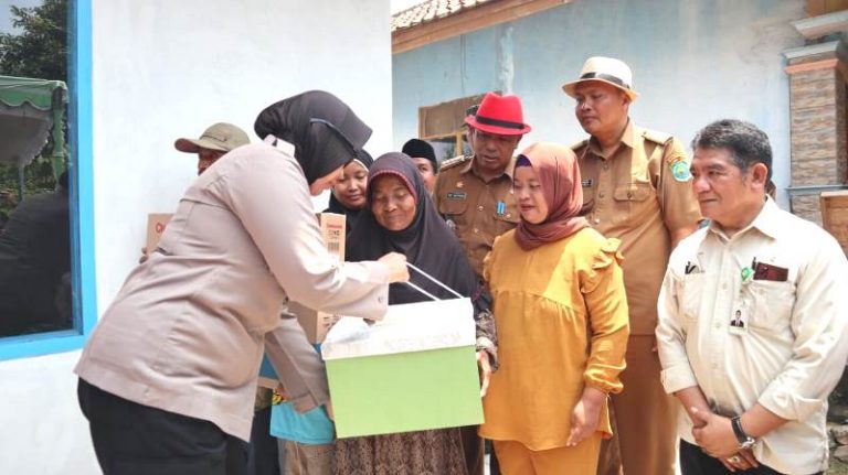 Dua Warga Desa Rancamulya Dapat Bantuan Program Rutilahu