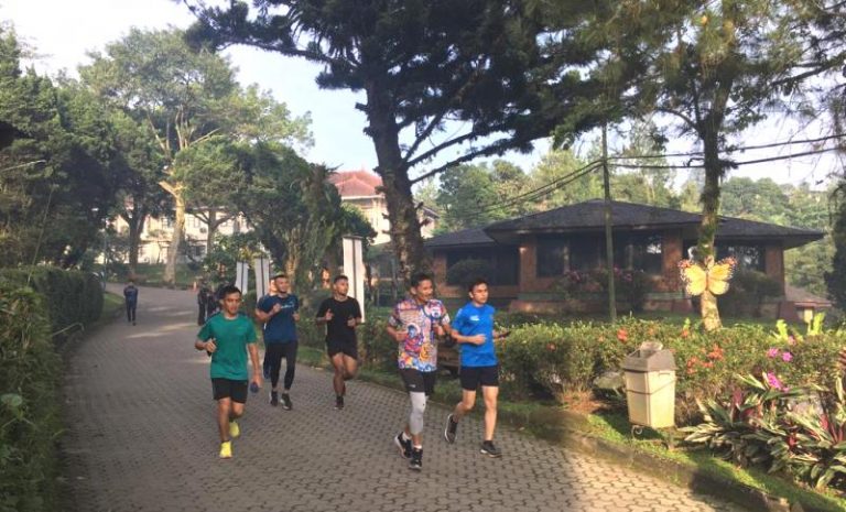 Sandiaga Uno Jajal Trek Run Sari Ater, Lari Lebih 5 Km