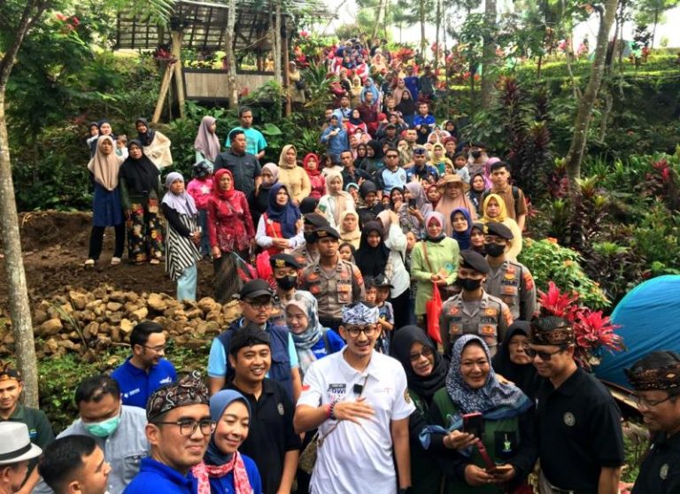 Menteri Sandiaga Uno Diarak ‘Emak-emak’ Saat Berkunjung ke Desa Cibeusi
