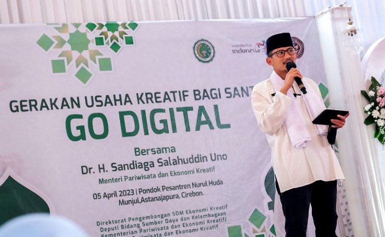Sandiaga Ingin Para Santri Cirebon Menguasai Digitalisasi, Untuk Bersaing ke Luar