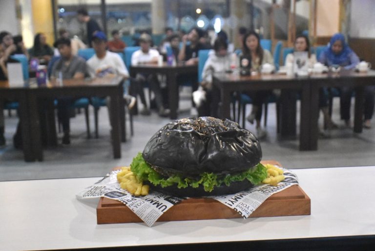 Vue Palace Artotel Luncurkan Burger Karuhun, Ukuran 25 Cm