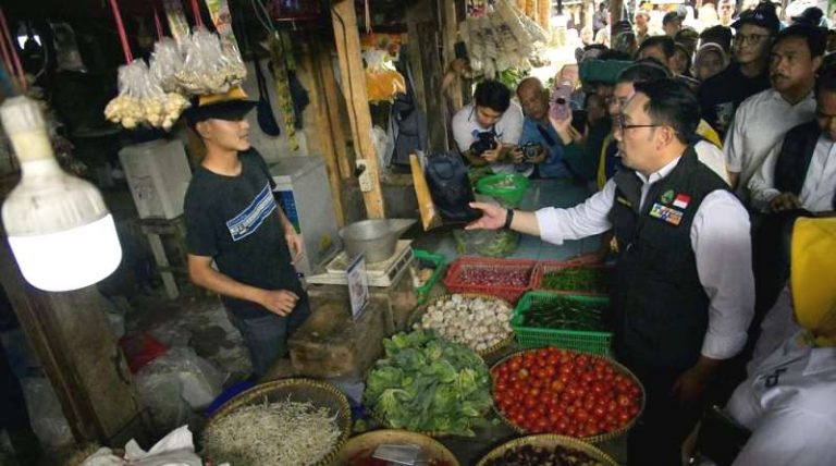 Blusukan ke Pasar Situraja, Ridwan Kamil Dorong Sistem Pembayaran Digital