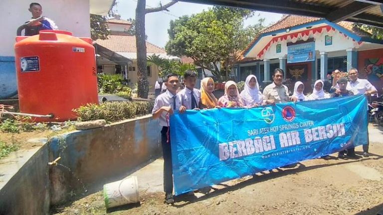 Sari Ater Hot Springs Berbagi Air Bersih Kepada Masyarakat