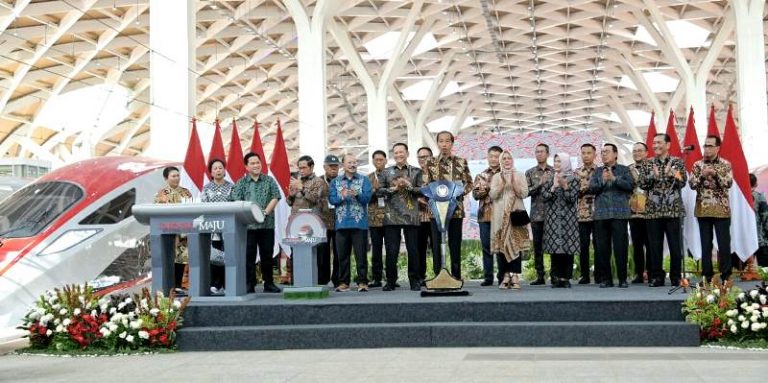 Pj Gubernur Jawa Barat Bey Macmudin Dampingi Presiden Meresmikan Kereta Whoosh