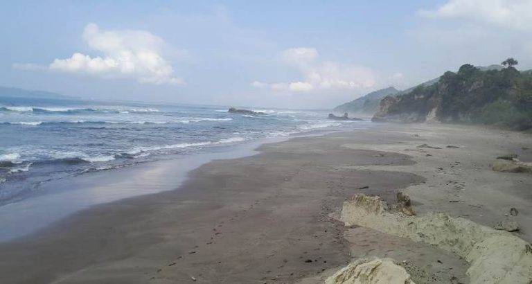 Saat yang Tepat Menikmati Sari Ater Beach Campervan Park Karang Nini