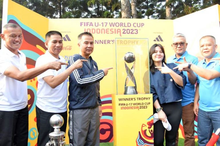 Warga Sambut Antusias Trofi Asli Piala Dunia U-17 di Taman Dago Cikapayang