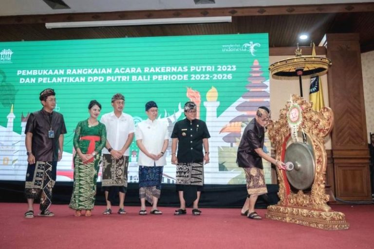 Menteri Sandiaga Pesan Ini dalam Pelantikan dan Rakernas PUTRI di Bali