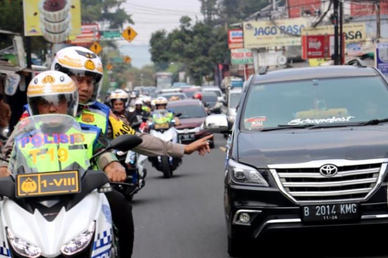 Cek Jalur Puncak, Pangdam III/Slw-Kapolda Jabar Boncengan Sepeda Motor