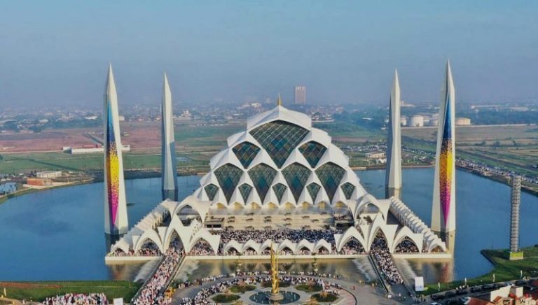 Milad Satu Tahun Masjid Raya Al Jabbar Diikuti Ribuan Pengunjung