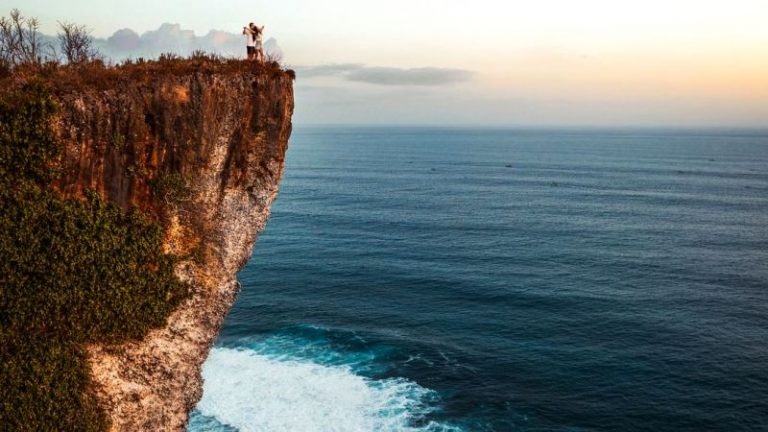 Pulau Surgawi di Indonesia Tawarkan Karang Boma Cliff di Ketinggian Pantai