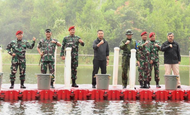 Situ Lembang Dipercantik, Penjabat Gubernur Bey Ikut Bersih-bersih Sampah