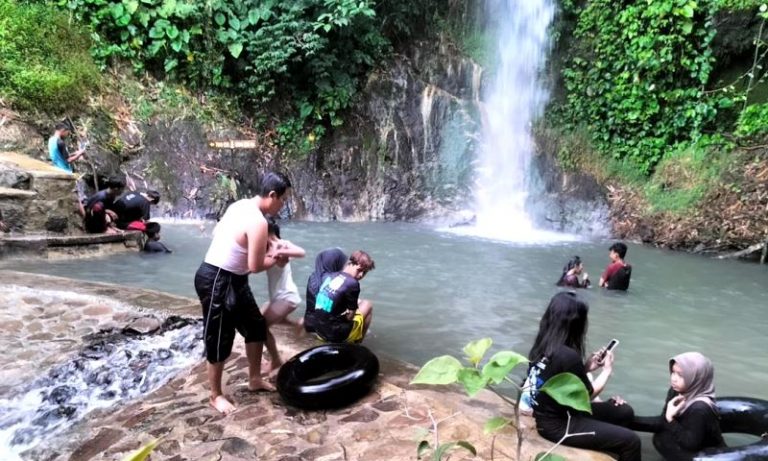 Habis Berendam di Sari Ater, Ke Curug Biru Bisa Jadi Pilihan Menarik Lho