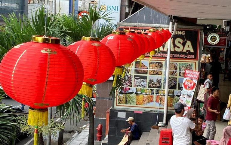 Atraksi Barongsai di Pasar Baru Bandung Ramaikan Perayaan Imlek 2024