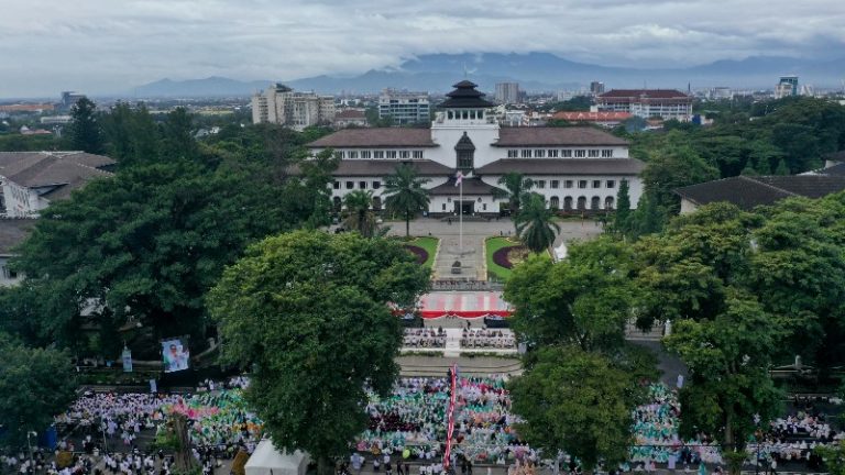Umat Muslim  Berkumpul di Gedung Sate, Panjatkan Doa Istighotsah Kubro