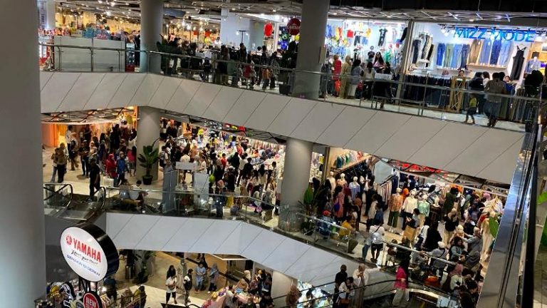 Mall di Kawasan Jalan Kapatihan Kota Bandung Mulai Diserbu Pengunjung