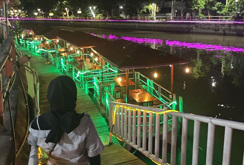 Sentra Wisata Kuliner Taman Prestasi Tawarkan Sensasi di Atas Air