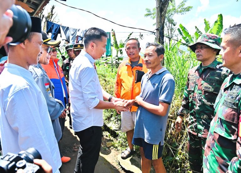 Korban Gempa Garut Mulyadi Dikunjungi Pj Gubernur Bey, Rumahnya Ambrol