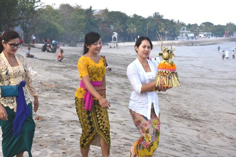 Keindahan Bali Tercoreng Lagi oleh Perilaku Bule Ini, Satpol PP Turun Tangan