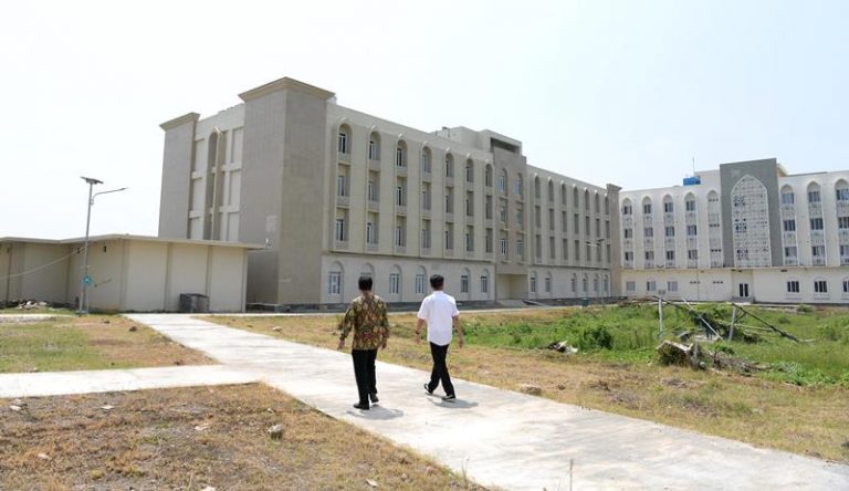 Bey Cek Kesiapan Asrama Haji Indramayu, Yang Kotor Masih Harus Dibersihkan
