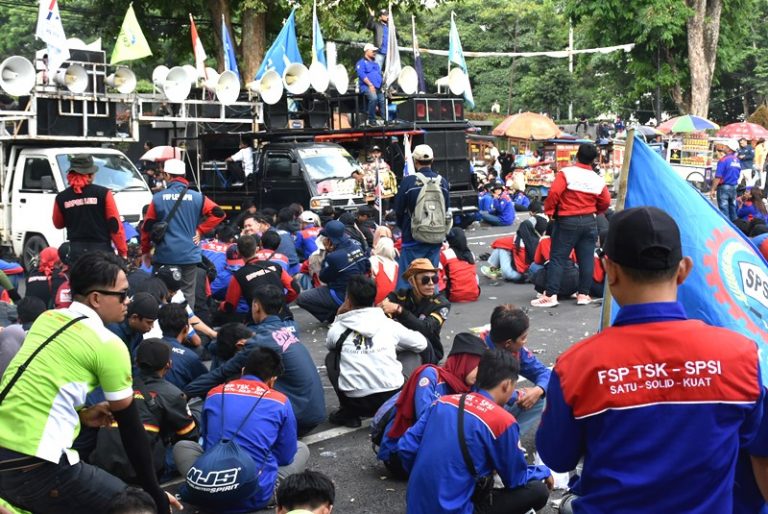 Bupati Sesuka Hati Naikan Tarif, Banyak Pabrik Hengkang dari Jawa Barat