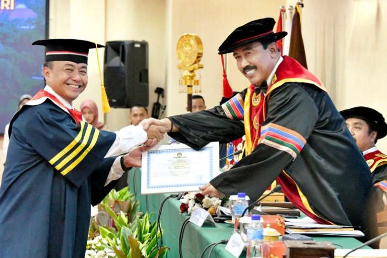 Sekda Herman Suryatman Raih Gelar Doktor Cumlaude Ilmu Pemerintahan