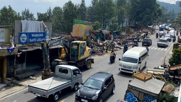 Meski Ada Penolakan Dari PKL, Pemda Bogor Tetap Bongkar Kios di Kawasan Wisata Puncak