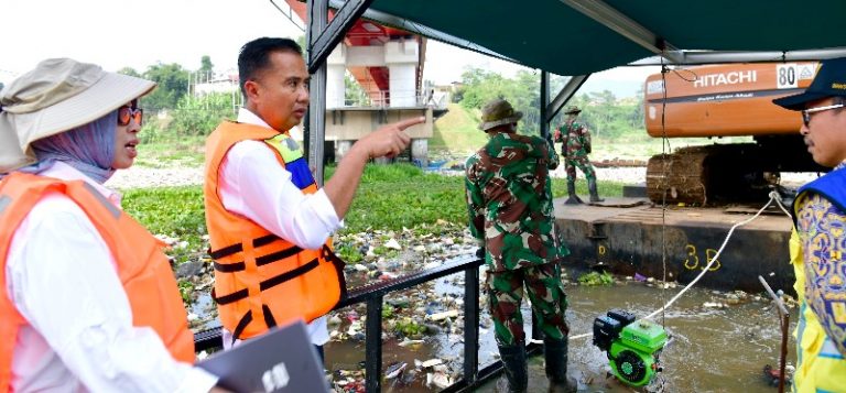 Pj Gubernur Bey Akui Ada Kendala dalam Pembersihan Sungai Citarum, Apa Itu?