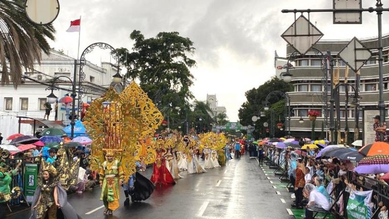 Meski Diguyur Hujan Ribuan Warga Antusias Saksikan Karnaval Asia Africa Festival