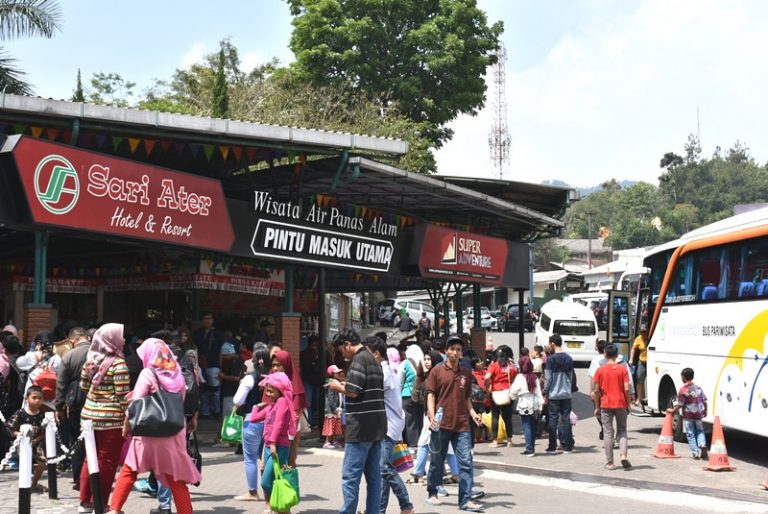 Pilih Liburan Sekolah ke Pemandian Air Panas Sariater, Ini Alasannya