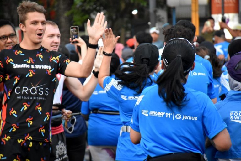 Bule Ini Semangati Pelari Pocari Sweat Run 2024 di Kota Bandung