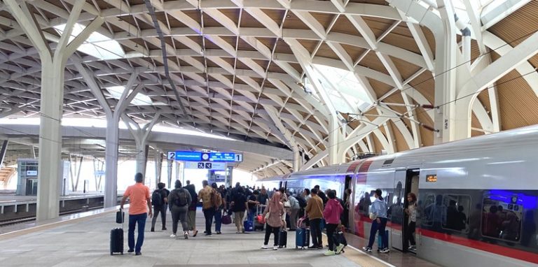 Libur Sekolah, Tiket Kereta Cepat Whoosh Ludes Dipesan Penumpang