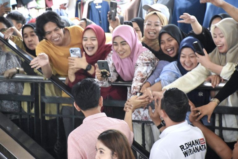 Histeris Emak-emak di Pasar Baru Bandung, Ingin Berjabat Tangan dengan Gibran