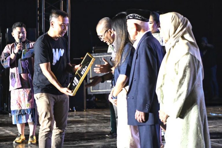 Pemda Jabar Berikan Penghargaan Lifetime Achievement kepada Nike Ardillah dan Ni Mursih