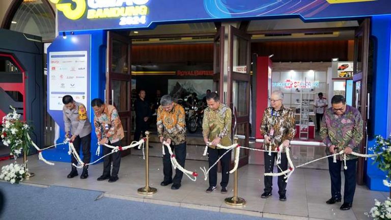 Pj Gubernur Bey Sebut Perhelatan GIIAS Bandung Tambah Wawasan Siswa SMK soal Otomotif