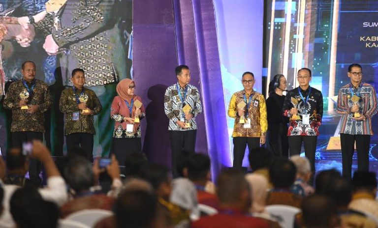 Jawa Barat Raih Penghargaan Provinsi Terbaik 2024 di Ajang TP2DD Award