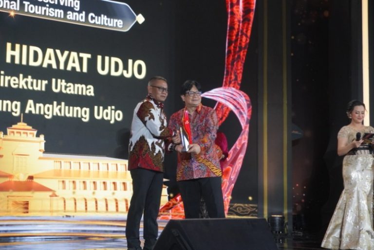 Saung Angklung Udjo Raih Penghargaan “Sundanese Educational Tourism” dari CNN Indonesia