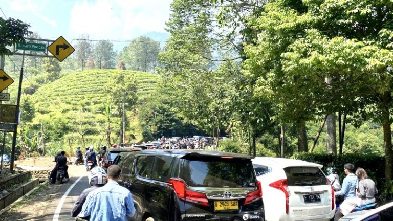 Terburuk Sepanjang Long Weekend, Puncak Macet Parah, Wisatawan Meninggal
