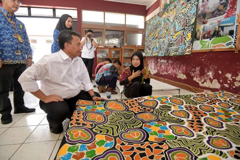Batik Griya Difabel Binaan Dinsos Jabar Dapat Apresasi Karena Coraknya Indah
