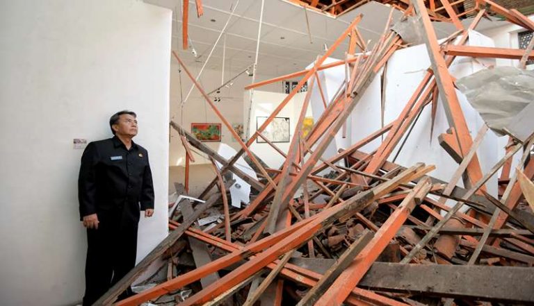 Tinjau Gedung Pusat Kebudayaan Kota Bandung yang Roboh, Ini Pesan Sekda Jabar