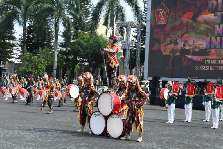 Saksikan Atraksi Parade Militer di Makodam III Siliwangi, Pj Bey Ikuti Proses Potong Tumpeng