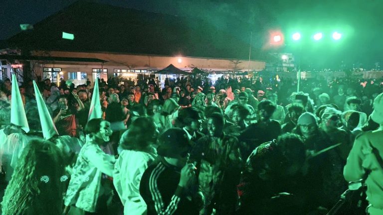 Ribuan Orang Tumpah Ruah di Rooftop Pasar Baru Ikuti Event Halloween “Ridding Merinding”