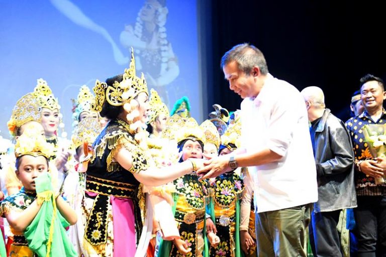 Berkarya Hingga Usia 80 Tahun, Bey Apresiasi Dedikasi Maestro Tari Sunda Indrawati Lukman