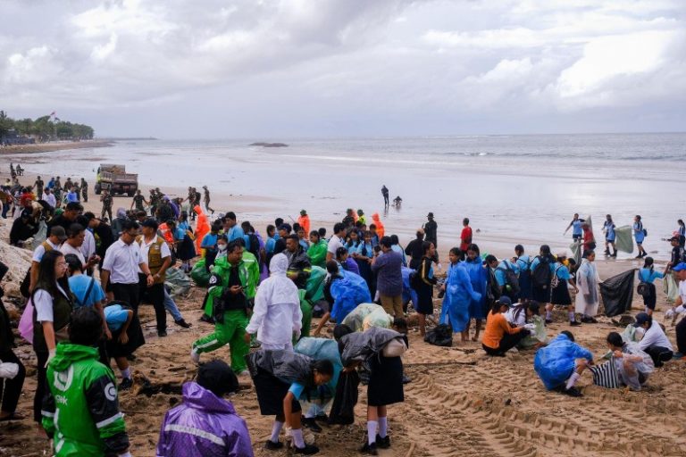 Komitmen Kemenpar, Pertahankan Destinasi Unggulan dengan Aksi Bersih Sampah Laut